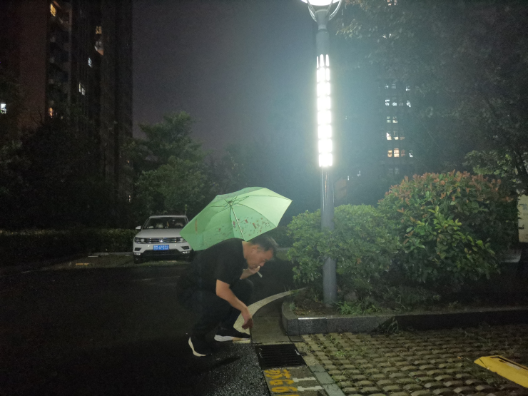 /upload/localpc/default/20220810101834/1有你在，我心安范永亮同志雨中值守.jpg